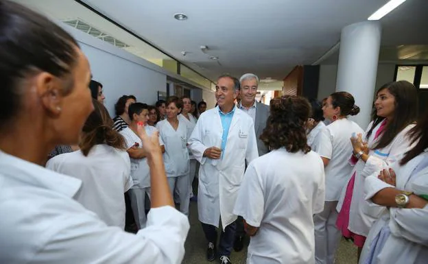 Imagen de archivo del personal de enfermería recibe al gerente del hospital El Bierzo de Ponferrada. / CÉSAR SÁNCHEZ