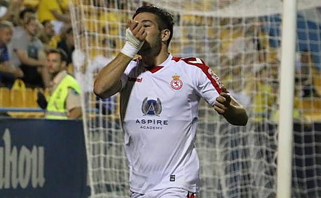 Emi Buendía celebra su gol.