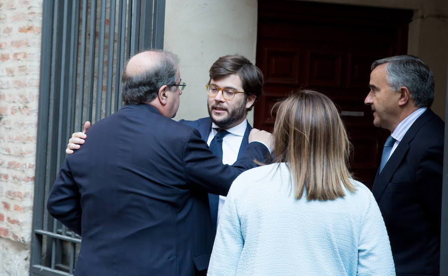Numerosos políticos y ciudadanos acuden al funeral por el dirigente vallisoletano en la iglesia de Santiago Apóstol de su ciudad