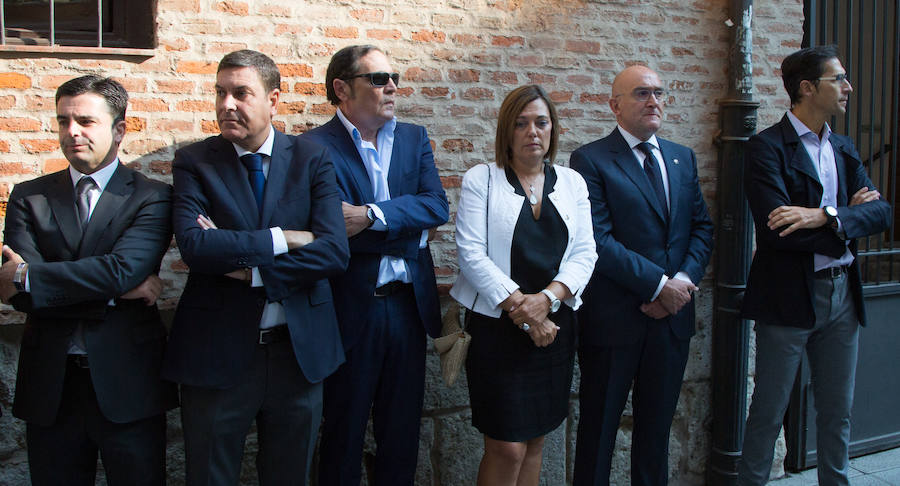 Numerosos políticos y ciudadanos acuden al funeral por el dirigente vallisoletano en la iglesia de Santiago Apóstol de su ciudad