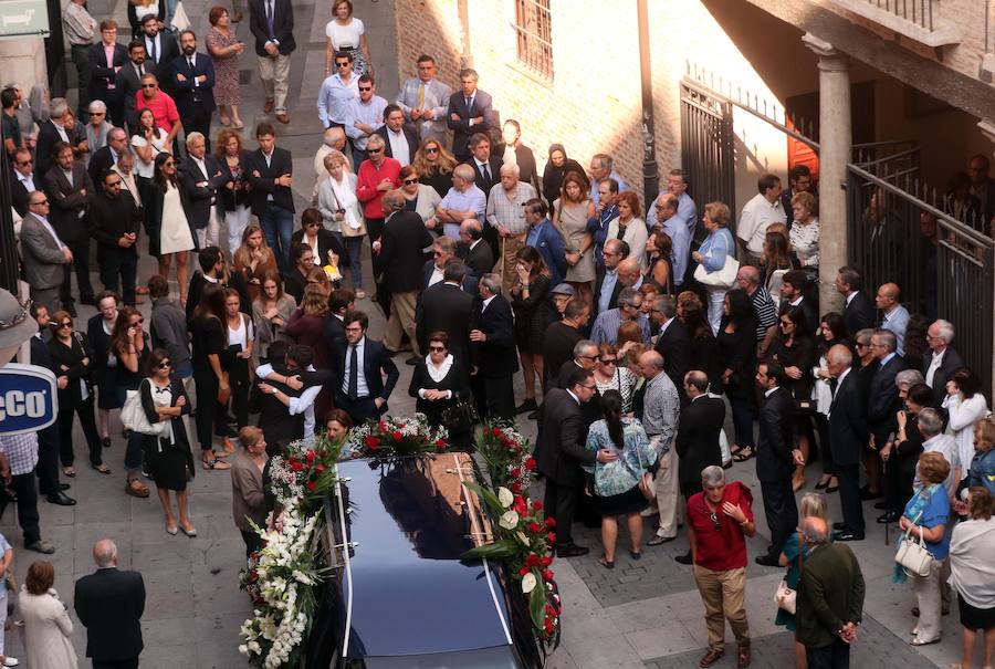 Numerosos políticos y ciudadanos acuden al funeral por el dirigente vallisoletano en la iglesia de Santiago Apóstol de su ciudad
