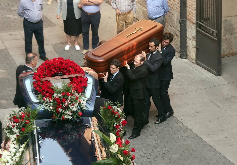 Numerosos políticos y ciudadanos acuden al funeral por el dirigente vallisoletano en la iglesia de Santiago Apóstol de su ciudad