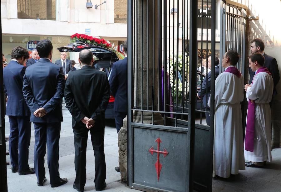 Numerosos políticos y ciudadanos acuden al funeral por el dirigente vallisoletano en la iglesia de Santiago Apóstol de su ciudad