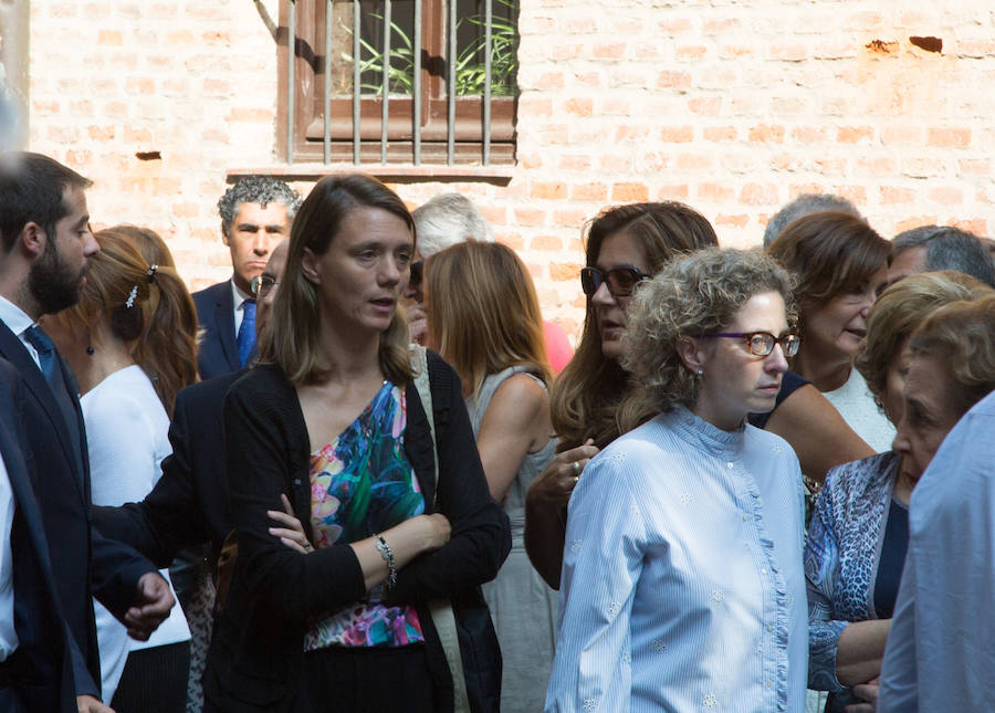 Numerosos políticos y ciudadanos acuden al funeral por el dirigente vallisoletano en la iglesia de Santiago Apóstol de su ciudad
