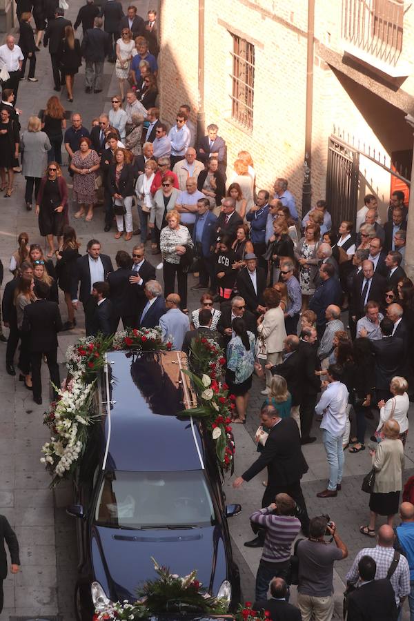 Numerosos políticos y ciudadanos acuden al funeral por el dirigente vallisoletano en la iglesia de Santiago Apóstol de su ciudad