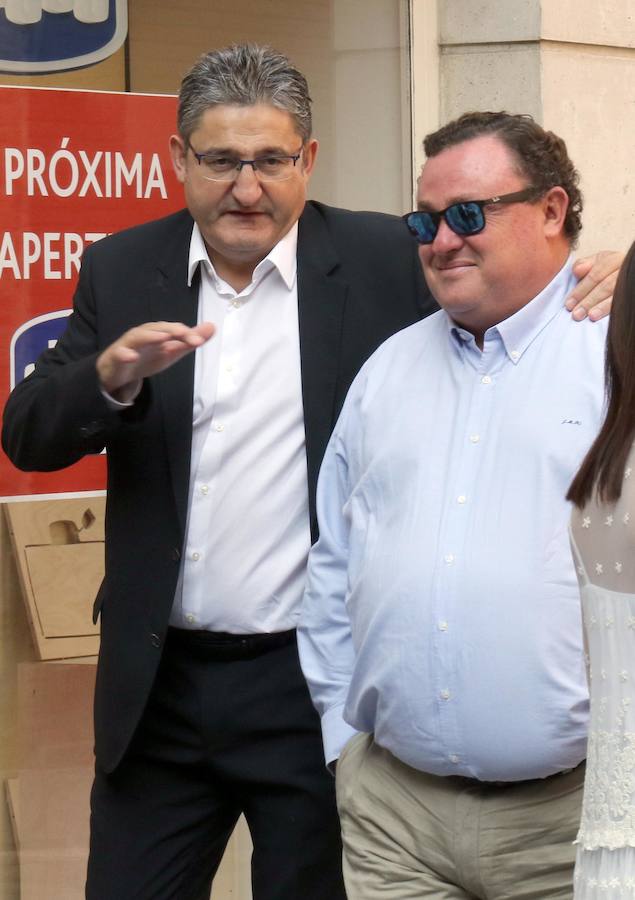 Numerosos políticos y ciudadanos acuden al funeral por el dirigente vallisoletano en la iglesia de Santiago Apóstol de su ciudad