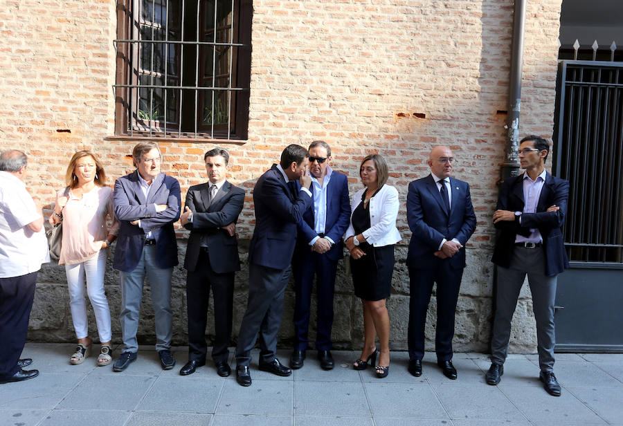 Numerosos políticos y ciudadanos acuden al funeral por el dirigente vallisoletano en la iglesia de Santiago Apóstol de su ciudad