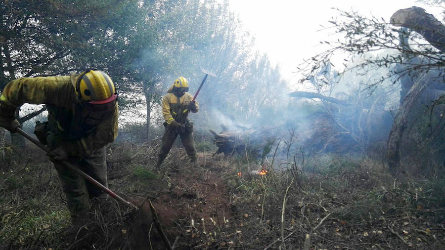 Incendio en la localidad de El Villar de Santiago, en el municipio de Villablino. 