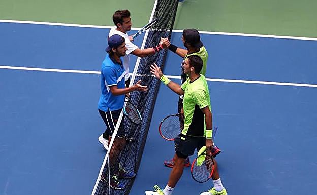 Marc López y Feliciano López (i) saludan a los campeones. 