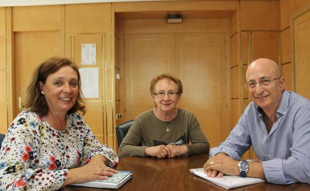 Aurora Baza con los presidentes del Teléfono de la Esperanza de León y la Asites.