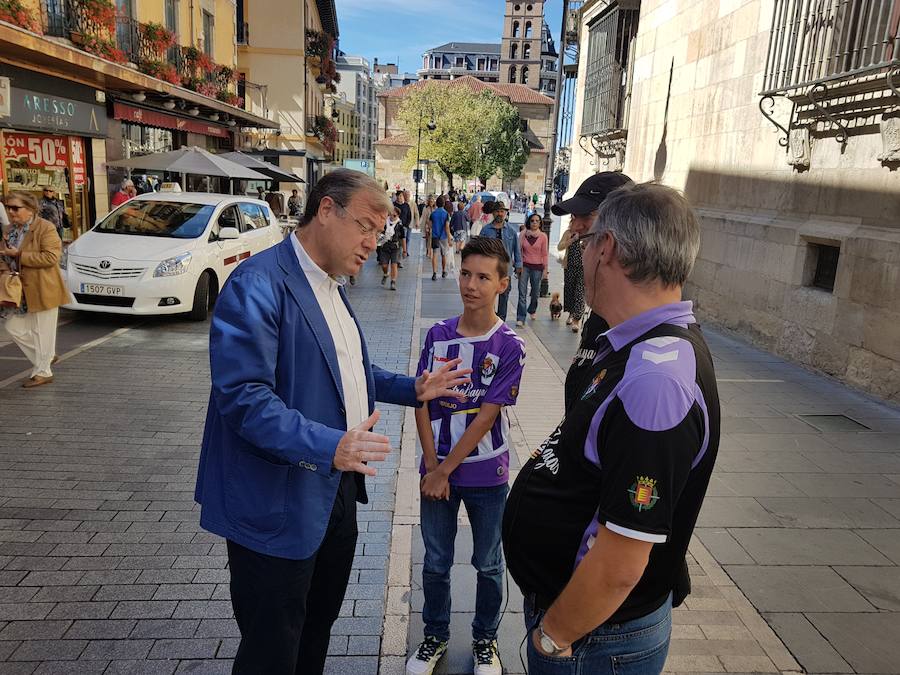 Colorido y buen ambiente en la previa del derbi