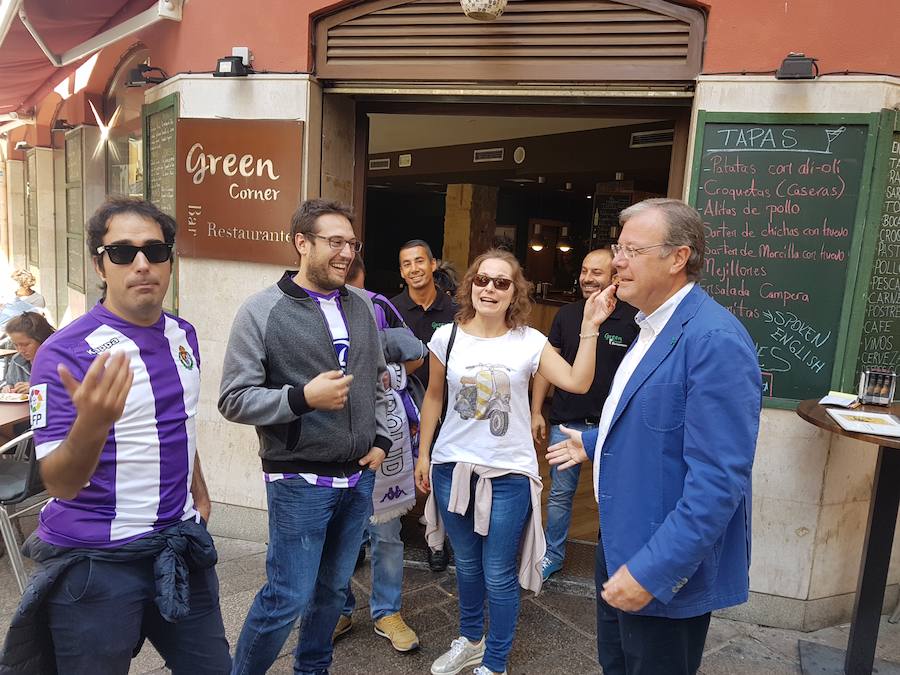 Colorido y buen ambiente en la previa del derbi