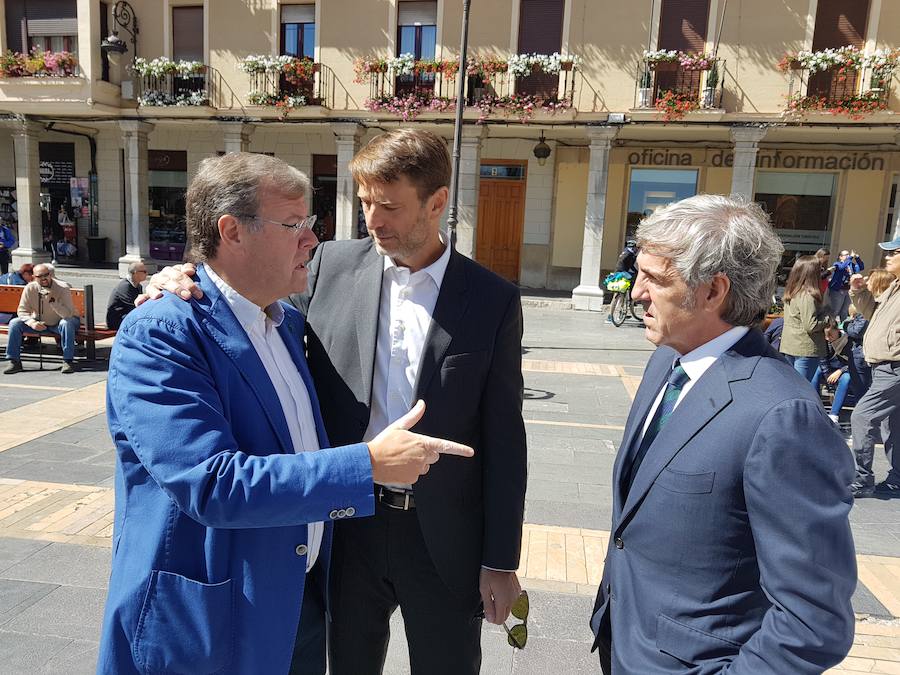 Colorido y buen ambiente en la previa del derbi