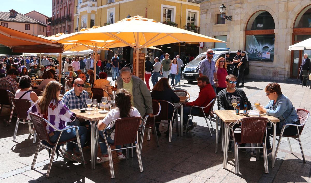 Colorido y buen ambiente en la previa del derbi