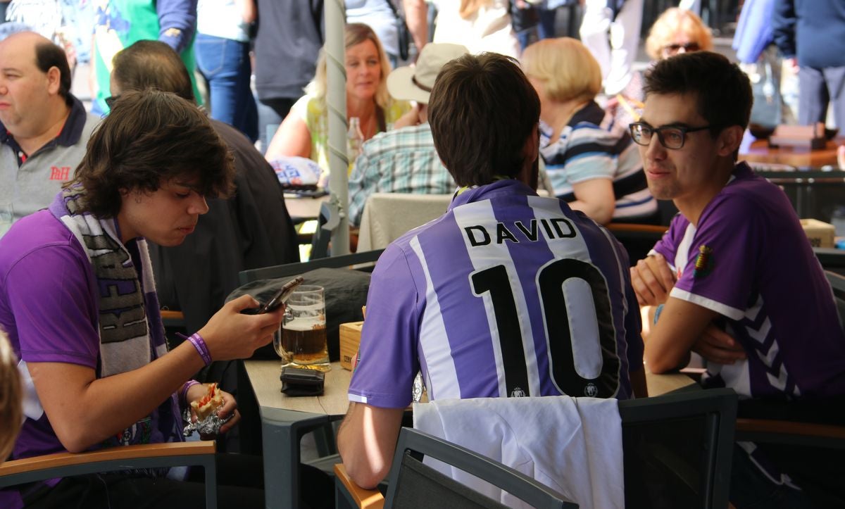 Colorido y buen ambiente en la previa del derbi