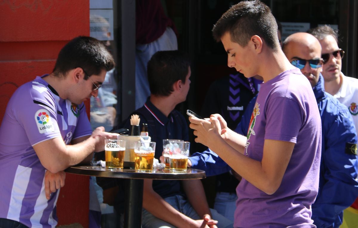 Colorido y buen ambiente en la previa del derbi