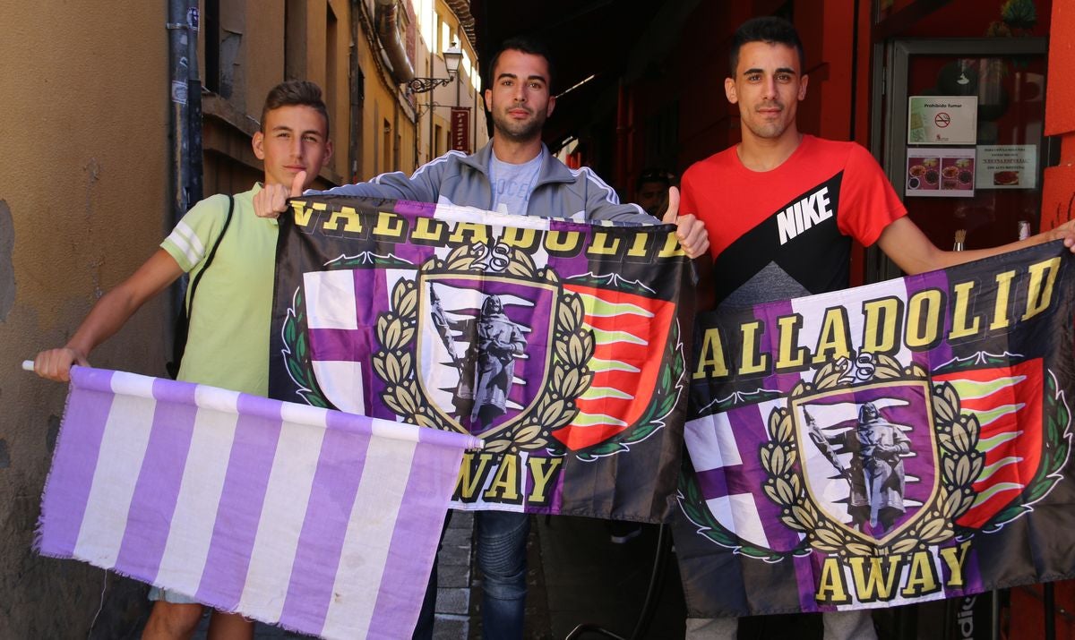 Colorido y buen ambiente en la previa del derbi