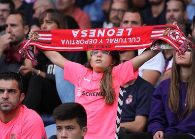 Imagen secundaria 1 - Yeray celebra su gol, una aficionada anima a su equipo y Julen Colinas aplaude a los aficionados a la conclusión del encuentro ante el Real Valladolid.