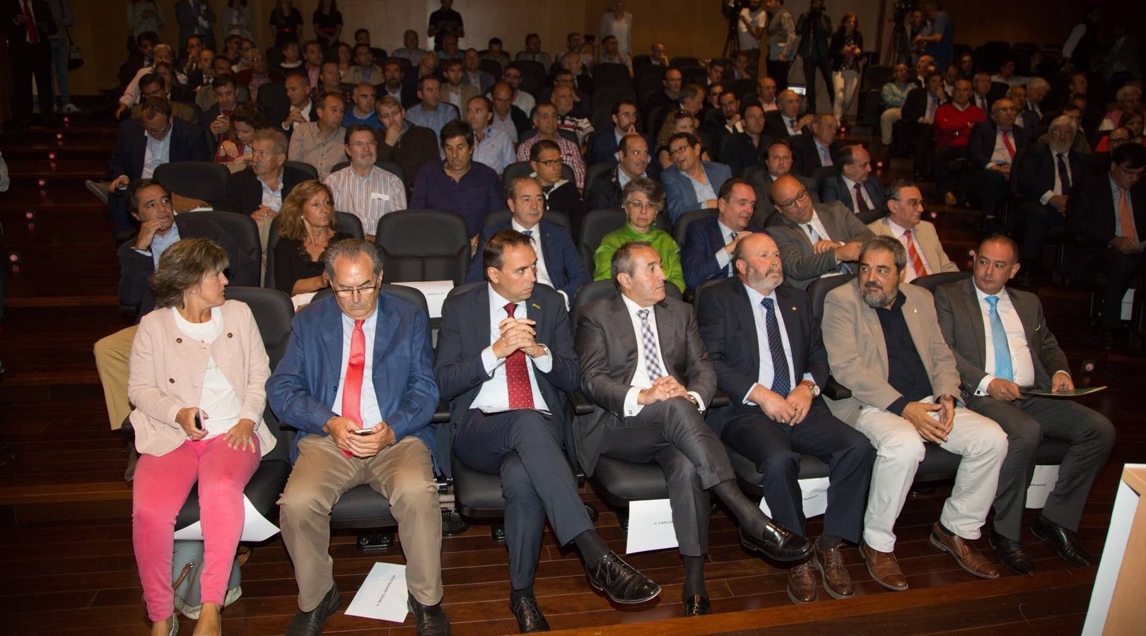 El comisario europeo de Acción por el Clima y Energía, Miguel Arias Cañete, y la ministra de Agricultura, Ganadería, Pesca y Medio Ambiente, Isabel García Tejerina, inauguran la jornada