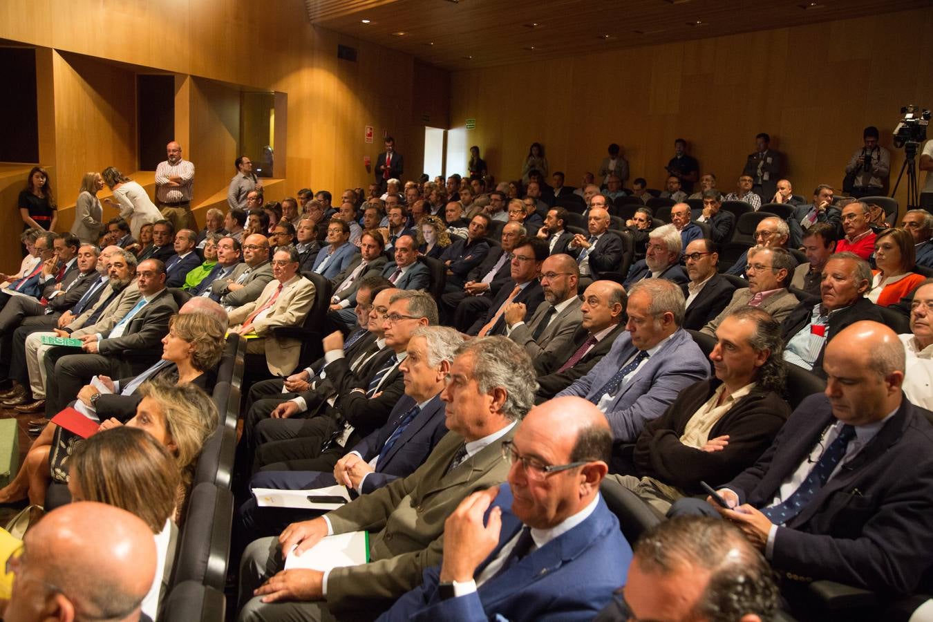 El comisario europeo de Acción por el Clima y Energía, Miguel Arias Cañete, y la ministra de Agricultura, Ganadería, Pesca y Medio Ambiente, Isabel García Tejerina, inauguran la jornada