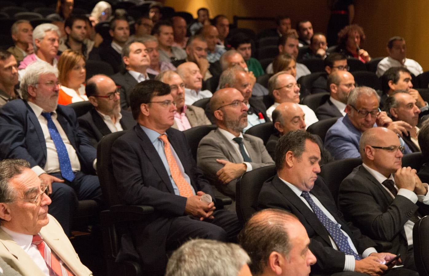 El comisario europeo de Acción por el Clima y Energía, Miguel Arias Cañete, y la ministra de Agricultura, Ganadería, Pesca y Medio Ambiente, Isabel García Tejerina, inauguran la jornada