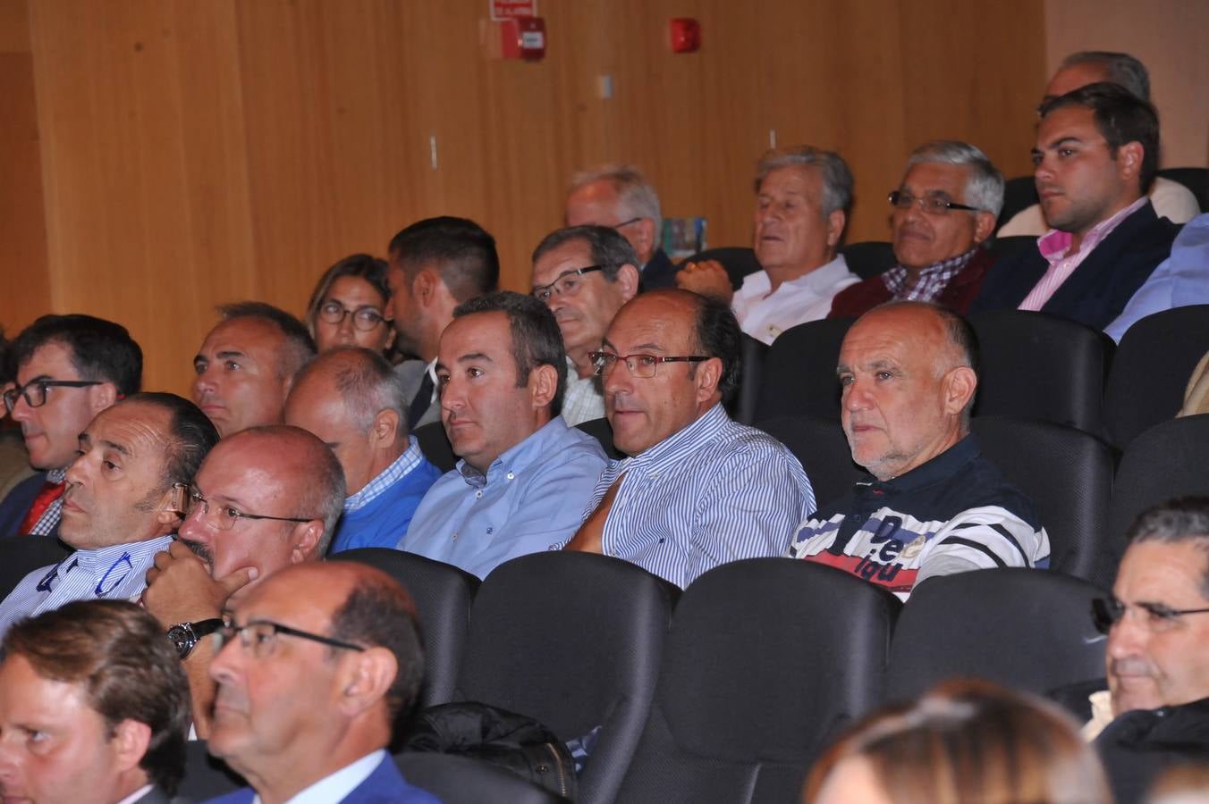 El comisario europeo de Acción por el Clima y Energía, Miguel Arias Cañete, y la ministra de Agricultura, Ganadería, Pesca y Medio Ambiente, Isabel García Tejerina, inauguran la jornada