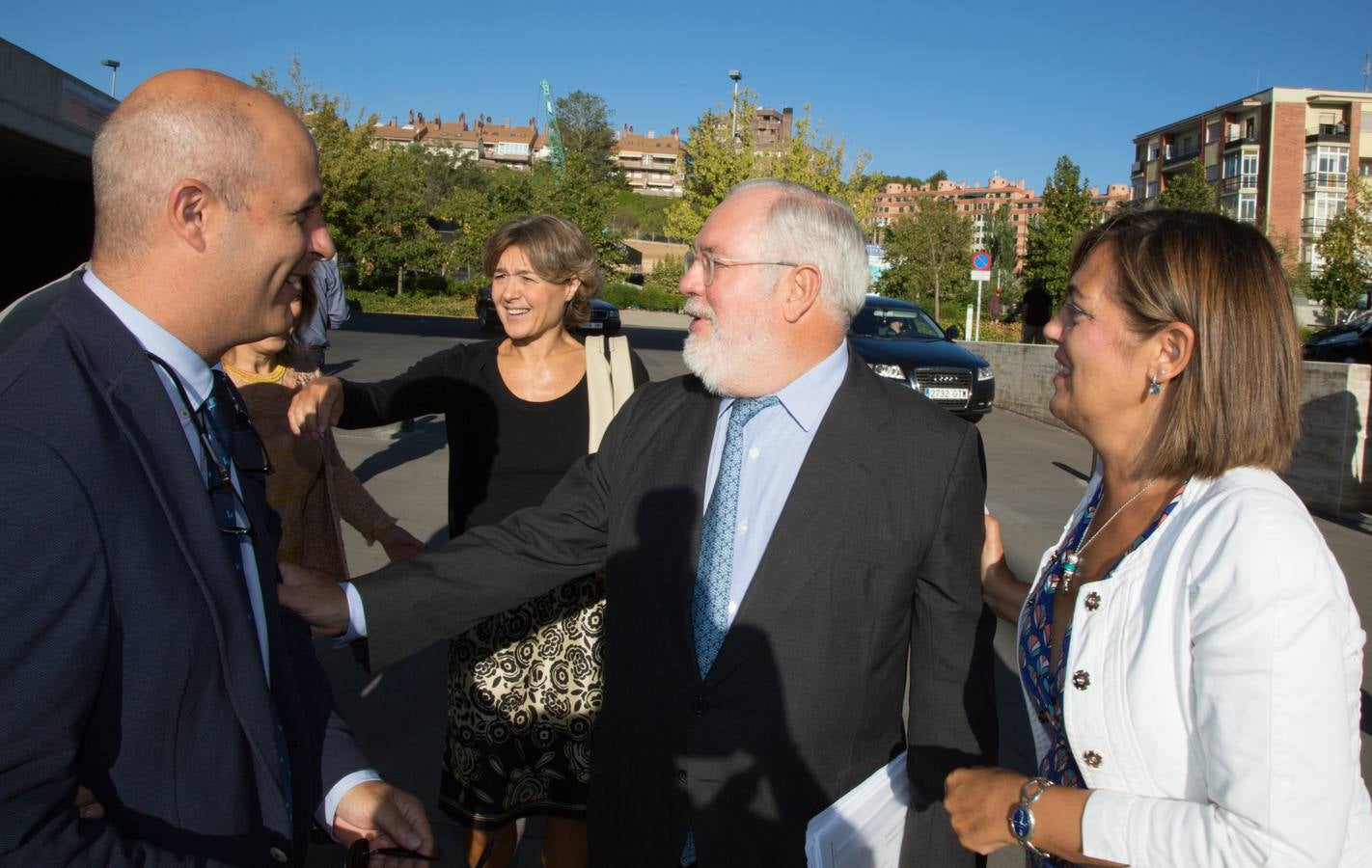 El comisario europeo de Acción por el Clima y Energía, Miguel Arias Cañete, y la ministra de Agricultura, Ganadería, Pesca y Medio Ambiente, Isabel García Tejerina, inauguran la jornada