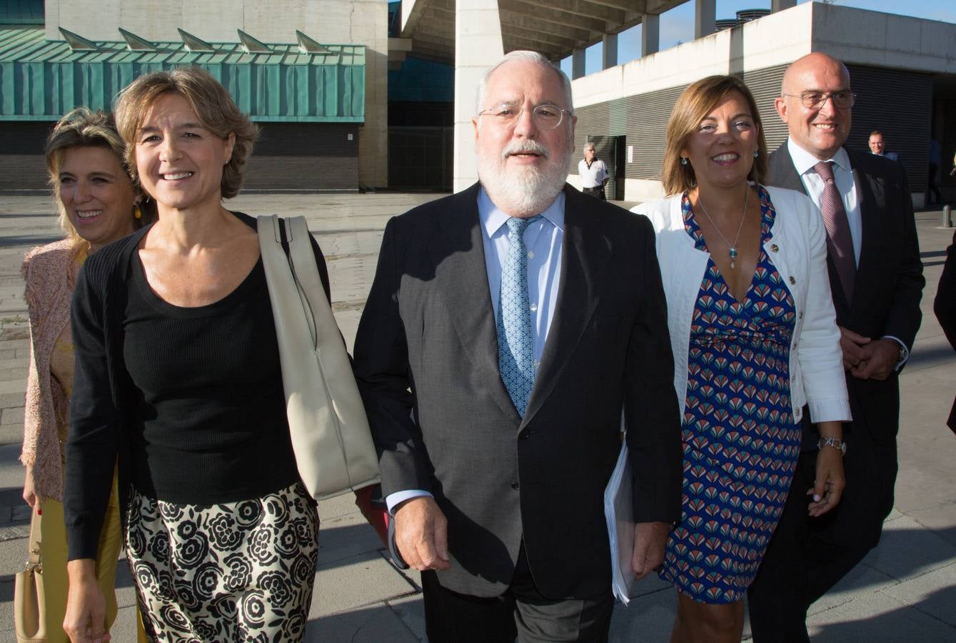 El comisario europeo de Acción por el Clima y Energía, Miguel Arias Cañete, y la ministra de Agricultura, Ganadería, Pesca y Medio Ambiente, Isabel García Tejerina, inauguran la jornada