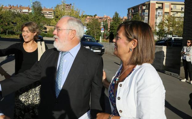 Isabel García Tejerina, Miguel Arias Cañete y Milagros Marcos a su llegada a las jornadas.