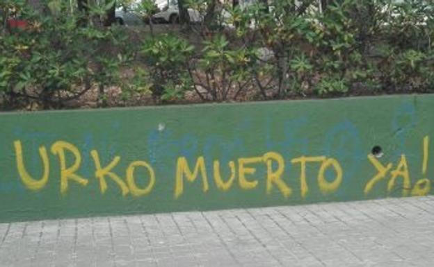 Pintada amenazante contra 'Urko', el can de detección de drogas, estampada en uno de los muros del parque de La Canyada. 