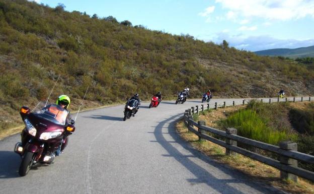 El motoclub La Virgen del Camino toca el cielo con la octava edición de la Ruta de Los Puertos