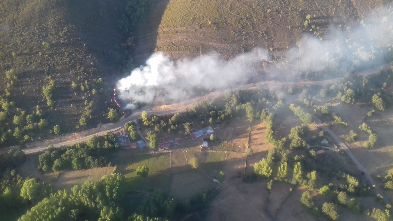 Un incendio provocado y con siete focos alarma a Santa María de Ordás