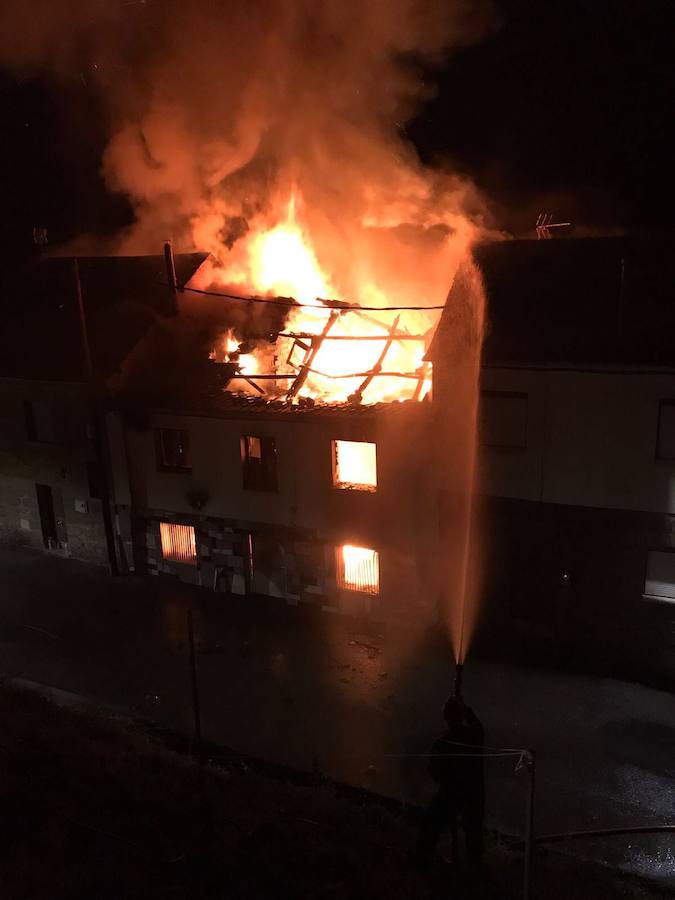 Un fuego calcina una casa en Quintana de Fuseros