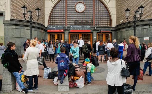 Un grupo de personas espera ante la estación de metro moscovita Yaroslavski, desalojada por una falsa alarma.