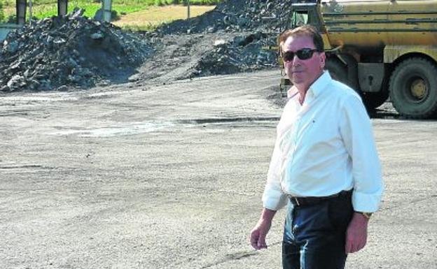 Roberto Cachero, en el interior de la explotación minera. 