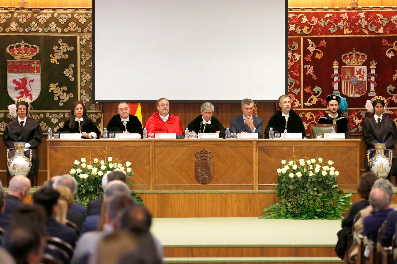 El consejero de Educación, Fernando Rey, asiste al acto de apertura del curso académico 2017-2018 de la Universidad de León.