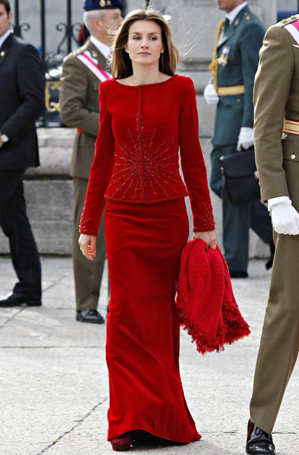 Letizia Ortiz, con vestido rojo de Lorenzo Caprile durante la Pascua Militar de 2010.