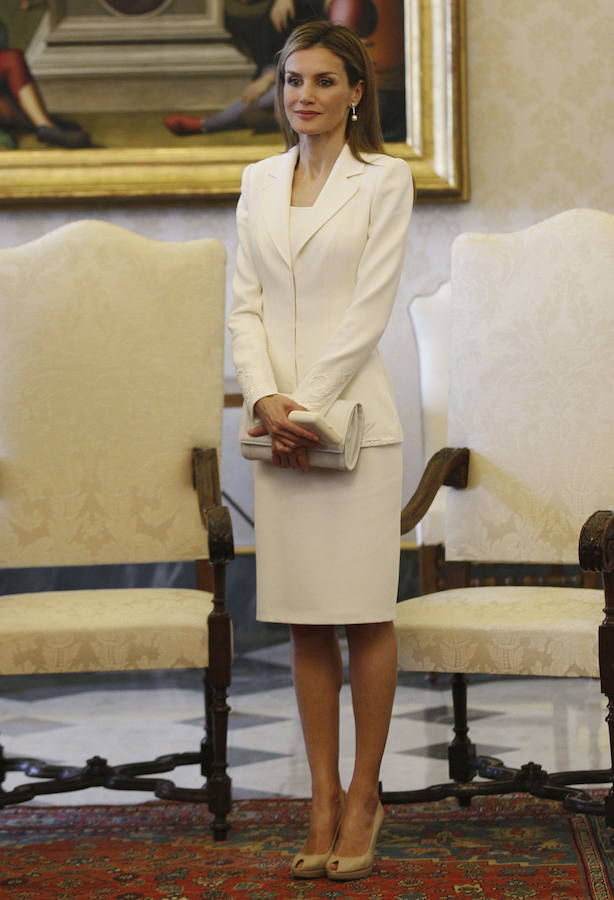 La reina Letizia en el Vaticano, durante la audiencia privada en la que los Reyes de España fueron recibidos por el papa Francisco.