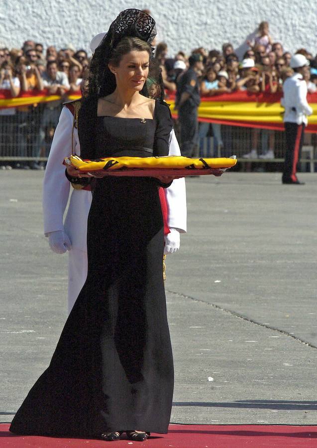 Doña Letizia porta la bandera durante un acto en 2008.