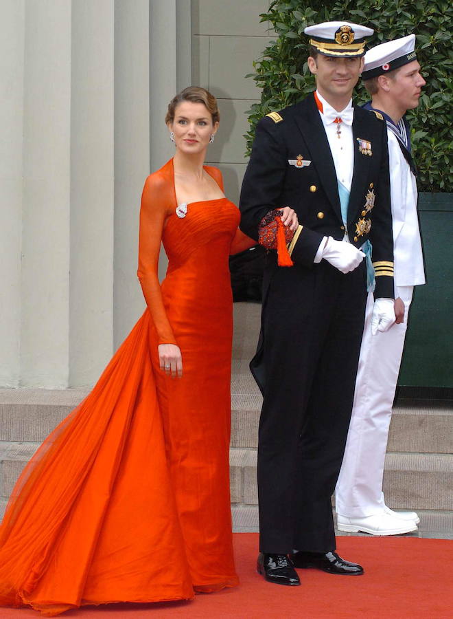 El príncipe Felipe y su prometida, Letizia Ortiz, a su llegada a la catedral de Nuestra Señora en Copenhague, donde asistieron a la boda del príncipe Federico de Dinamarca y de la australiana Mary Donaldson.