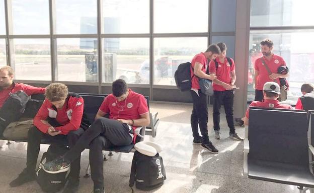 Los jugadores del Abanca Ademar esperando el vuelo en Madrid.