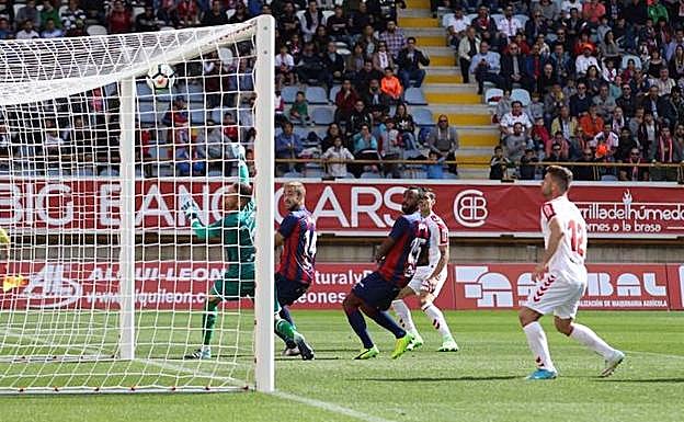 Los jugadores de la Cultural celebran el gol de Yeray. 