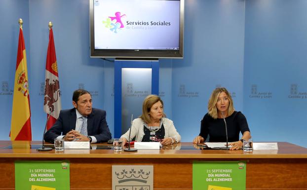 El consejero de Sanidad, Antonio María Sáez Aguado, y la titular de Familia e Igualdad de Oportunidades, Alicia García, participan en la presentación del 'Día Mundial del Alzheimer 2017'.