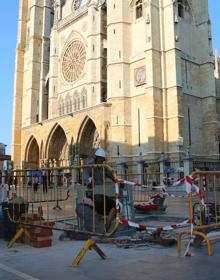 Imagen secundaria 2 - Obras previas a la instalación de la estatua del padre y el hijo. 