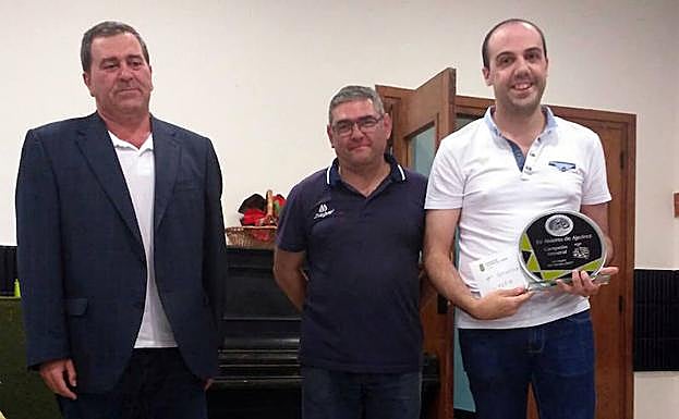 José Luis González recibe el premio de campeón.