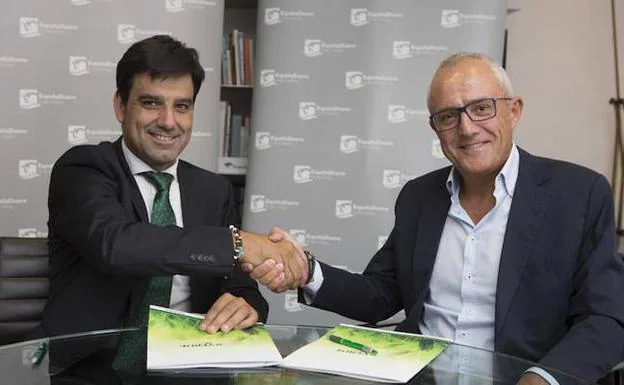 Manuel Rubio, director territorial de EspañaDuero, y Alfredo Castells, consejero delegado de Agrocesa firman el acuerdo