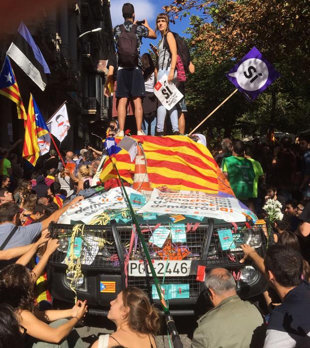 Varios ciudadanos protestan subidos a un vehículo de la Guardia Civil.