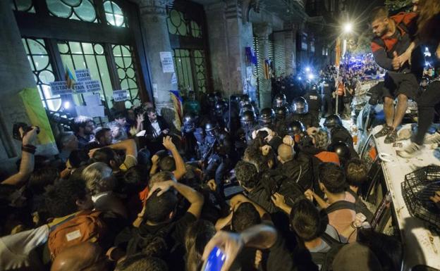 Los agentes no podían abandonar la Consellería debido a la concentración de miles de personas.