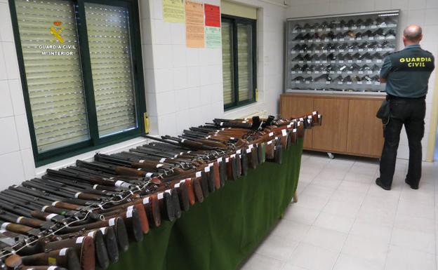 La Guardia Civil de León celebra una subasta de 213 lotes de armas