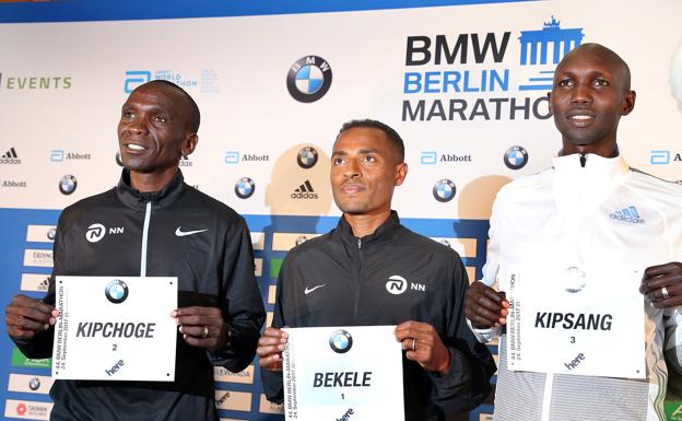 Eliud Kipchoge, Kenenisa Bekele y Wilson Kipsang en la conferencia previa en Berlin